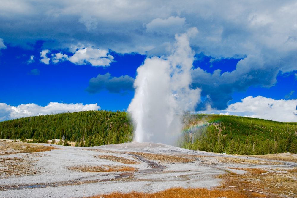 geyser-2166878_1920.jpg