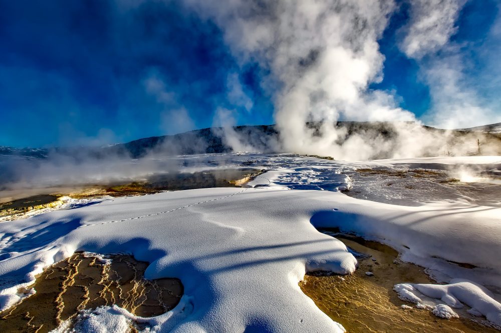 yellowstone-1730076_1920.jpg